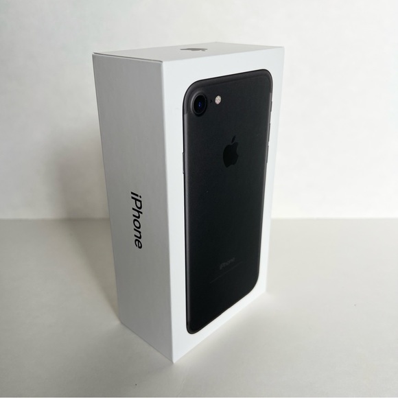 iPhone 7 Unlocked 128 GB - Picture 2 of 12